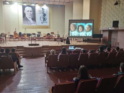 ВНЕУРОЧНОЕ ЗАНЯТИЕ «ДЕНЬ КОСМОНАВТИКИ. МЫ ПЕРВЫЕ!»