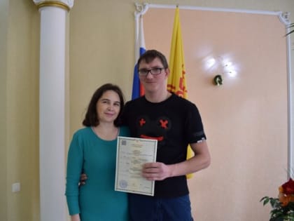 Милые мамочки новорожденных Алатыря в преддверии праздника получали первые документы на своих малышей