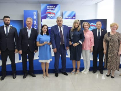 Вручены партийные билеты новым членам «Единой России» из Чебоксар