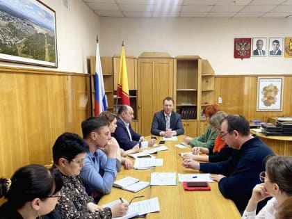 Традиционно утро понедельника в администрации города началось с еженедельного совещания при главе города с руководителями структурных подразделений.