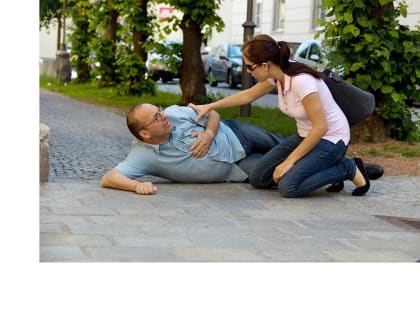 Знание правил первой помощи поможет спасти жизнь человеку.