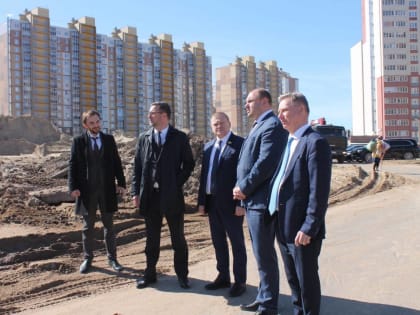 Партийцы ознакомились с ходом строительства новой школы на 1400 мест в микрорайоне «Солнечный»