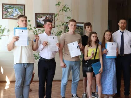 В торжественной обстановке детям-сиротам вручены ключи от квартир