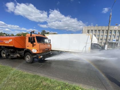 Техника АО "Дорэкс" ежедневно выходит на  полив улиц города Чебоксары