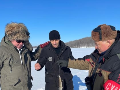 Встретились два профессиональных организатора зимней рыбалки: генерал Михаил  Киселев и депутат Сергей Семенов