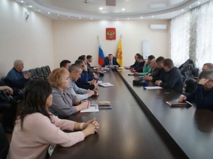 Управляющим компаниям Калининского района поручили оперативно проводить работу по ликвидации наледи, снежных шапок и сосулек