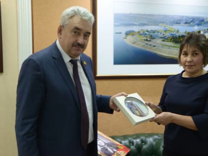 Поздравление Леонида Черкесова со 100-летием Архивной службы Чувашии