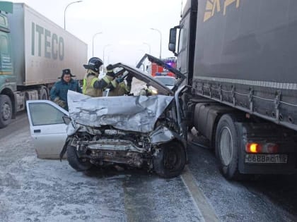В Козловском округе легковушка вылетела на встречную полосу и столкнулась с фурой