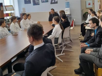 Встреча священника с учащимися за круглым столом «Духовная Азбука»
