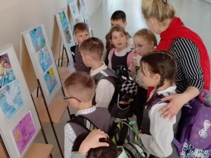 Выставка рисунков «КОСМИЧЕСКИЕ ДАЛИ ЗОВУТ»