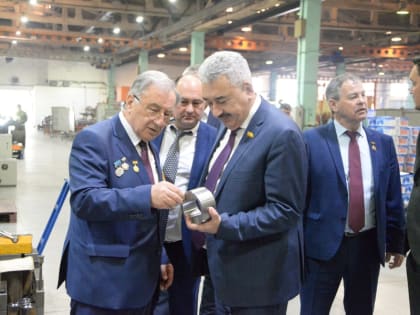 Поздравление Председателя Госсовета Чувашии Леонида Черкесова с Днем машиностроителя