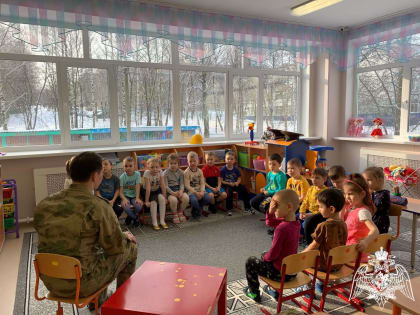 Сотрудник спецподразделения Росгвардии рассказал о Дне защитника отечества воспитанникам чебоксарского детского сада