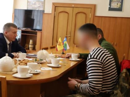 Глава Комсомольского муниципального округа Александр Осипов встретился с мобилизованными, приехавшими в отпуск