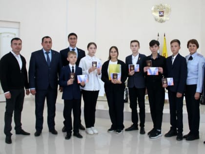 В рамках акции «Мы-граждане России» российского движения детей и молодежи «Движение Первых» состоялось вручение паспорта гражданина Российской Федерации школьникам