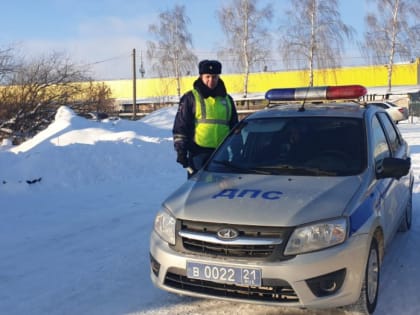 В Чебоксарском районе инспекторы ДПС выручили автоледи с двумя детьми