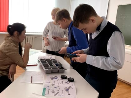 Состоялись соревнования по робототехнике «Гонки роботов»