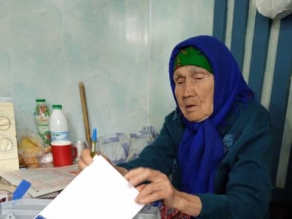 В Моргаушском округе свой голос на выборах отдала 100-летняя труженица тыла