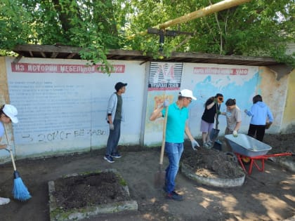 Активисты округа провели субботник возле информационного стенда бывшей мебельной фабрики