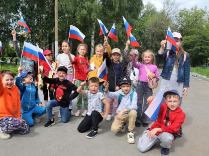 Образовательные учреждения города присоединились к акциям, приуроченным к празднованию Дня России