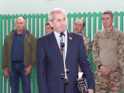 Владимир Офаринов вручил юному боксеру бинокль