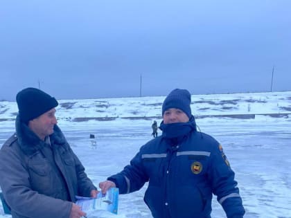 Инспекторы ГИМС вместе со спасателями станции «Новочебоксарская» ежедневно проводят профилактические беседы с отдыхающими у воды и рыбаками на льду.