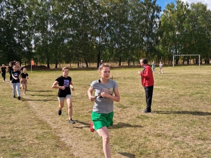 Вчера в Ядрине на стадионе «Труд» прошли соревнования по легкой атлетике среди школьников «Золотая крона 2023».