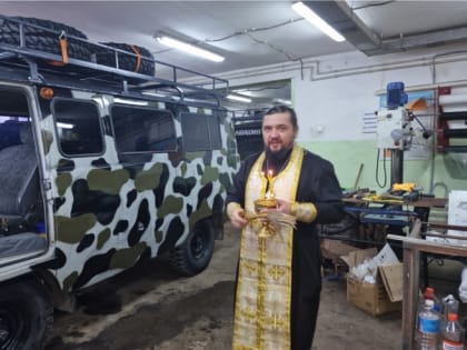 Благочинный VII округа Чебоксарской епархии протоиерей Сергий Моряков освятил автомобили повышенной проходимости для бойцов из Чувашии в зоне СВО.