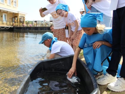 Алена Елизарова вместе с участниками конкурса «Успешная семья Приволжья-2023» выпустили мальков в Волгу