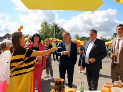 В Моргаушском округе прошел традиционный праздник меда «Здоровье - на крыльях пчелы»: «пчелы жужжали, а селяне радовались»