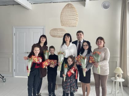 Жительниц Донбасса поздравили с наступающим праздником