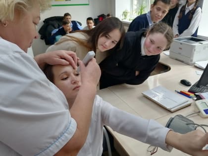 Медики Моргаушской больницы познакомили школьников со своей профессией по профориентации школьников