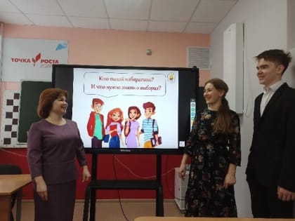 Неделя в общеобразовательных учреждениях Чебоксарского муниципального округа началась с торжественной линейки, поднятия Государственного флага и исполнения гимна Российской Федерац