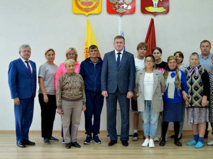 Владимир Михайлов вручил ключи от новых квартир семьям по программе переселения из аварийного фонда