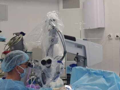 Врачи-оториноларингологи Республиканской клинической больницы удаляют новообразования с помощью лазерной системы