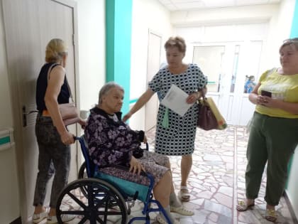 Шумерлинский комплексный центр соцобслуживания продолжает сопровождать маломобильных граждан до медицинских учреждений