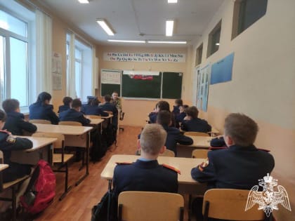 В Чебоксарах военнослужащий Росгвардии рассказал воспитанникам подшефного класса об истории Дня защитника Отечества