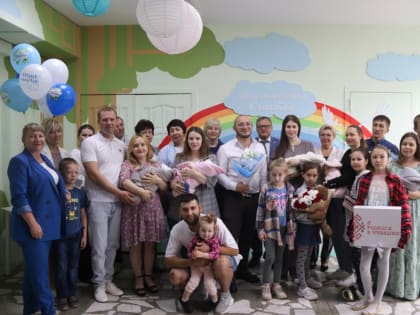 В перинатальном центре Новочебоксарска состоялась торжественная выписка новорожденных с вручением подарков с национальным колоритом