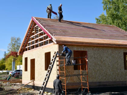 Рудольф Селиванов проинспектировал ход строительства ФАП в деревне Красномайск