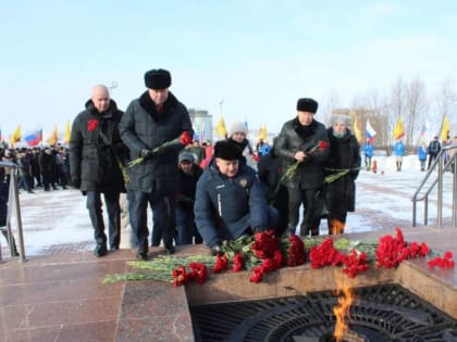 В День защитника Отечества единороссы возложили цветы к Монументу Славы в городе Чебоксары