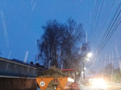 На обработку проезжей части и тротуаров от гололедицы вышла спецтехника.