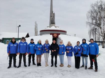 Молодогвардейцы Комсомольского местного отделения провели акцию по возложению цветов в рамках празднования Дня защитника Отечества