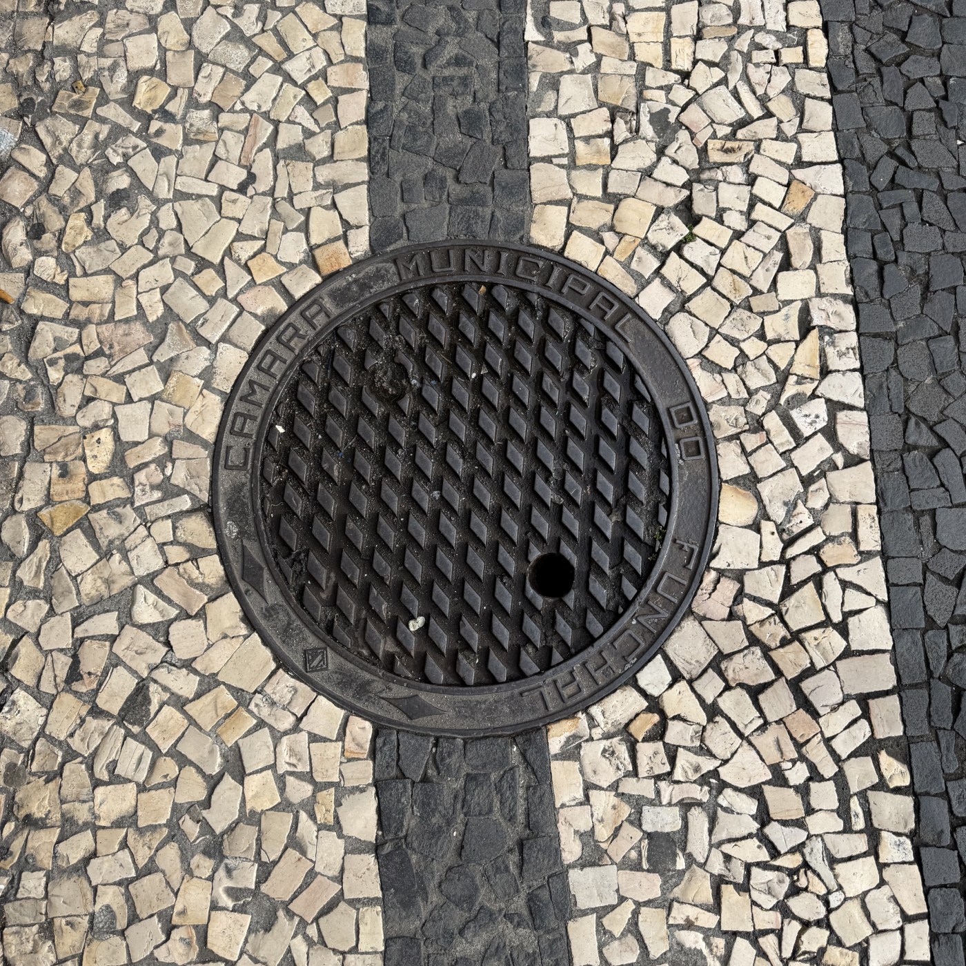 Na tomto exempláři městské infrastruktury se setkáváme s fascinujícím geometrickým vzorem kosočtverců, mistrně odlitým d in Santa Luzia, Madeira, Portugal — CoverSpot
