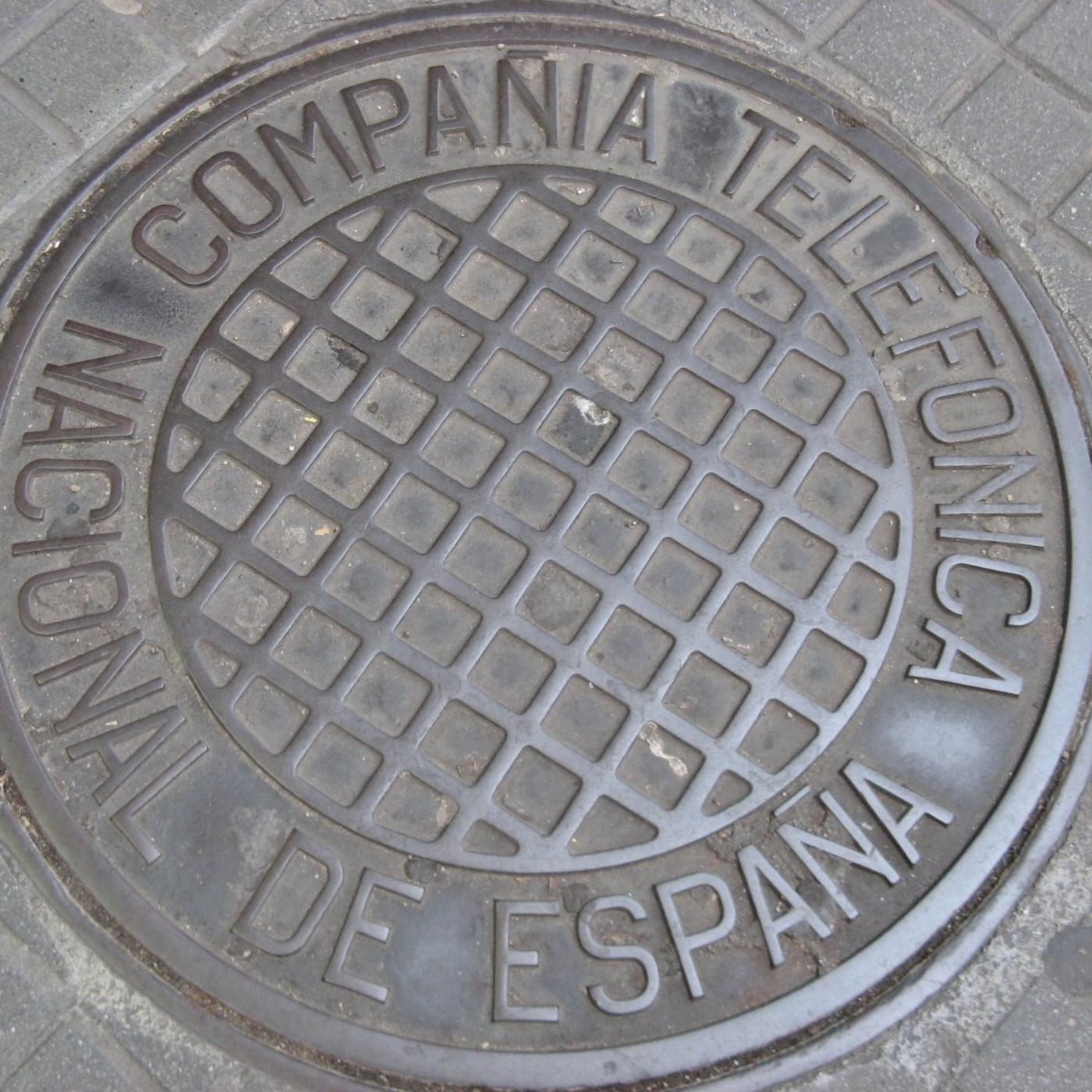 Centrální mřížkový vzor čtverců dominuje tomuto exempláři, obklopený kruhovým nápisem, který poskytuje epigrafické důkaz in Barcelona, Catalonia, Spain — CoverSpot