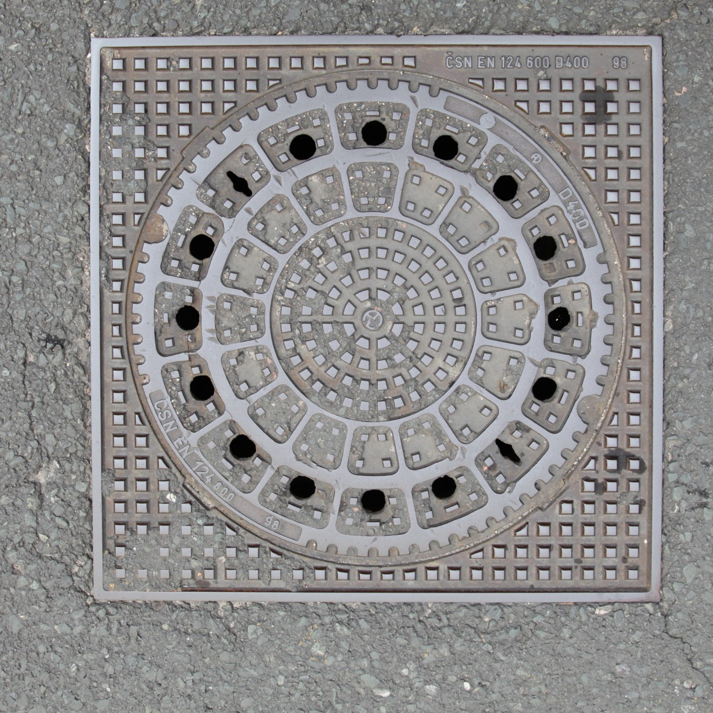 Na povrchu se rozprostírá složitý geometrický vzor, tvořený koncentrickými kruhy a mřížkou čtverců, což je typické pro r in Hradec Králové, Czechia — CoverSpot