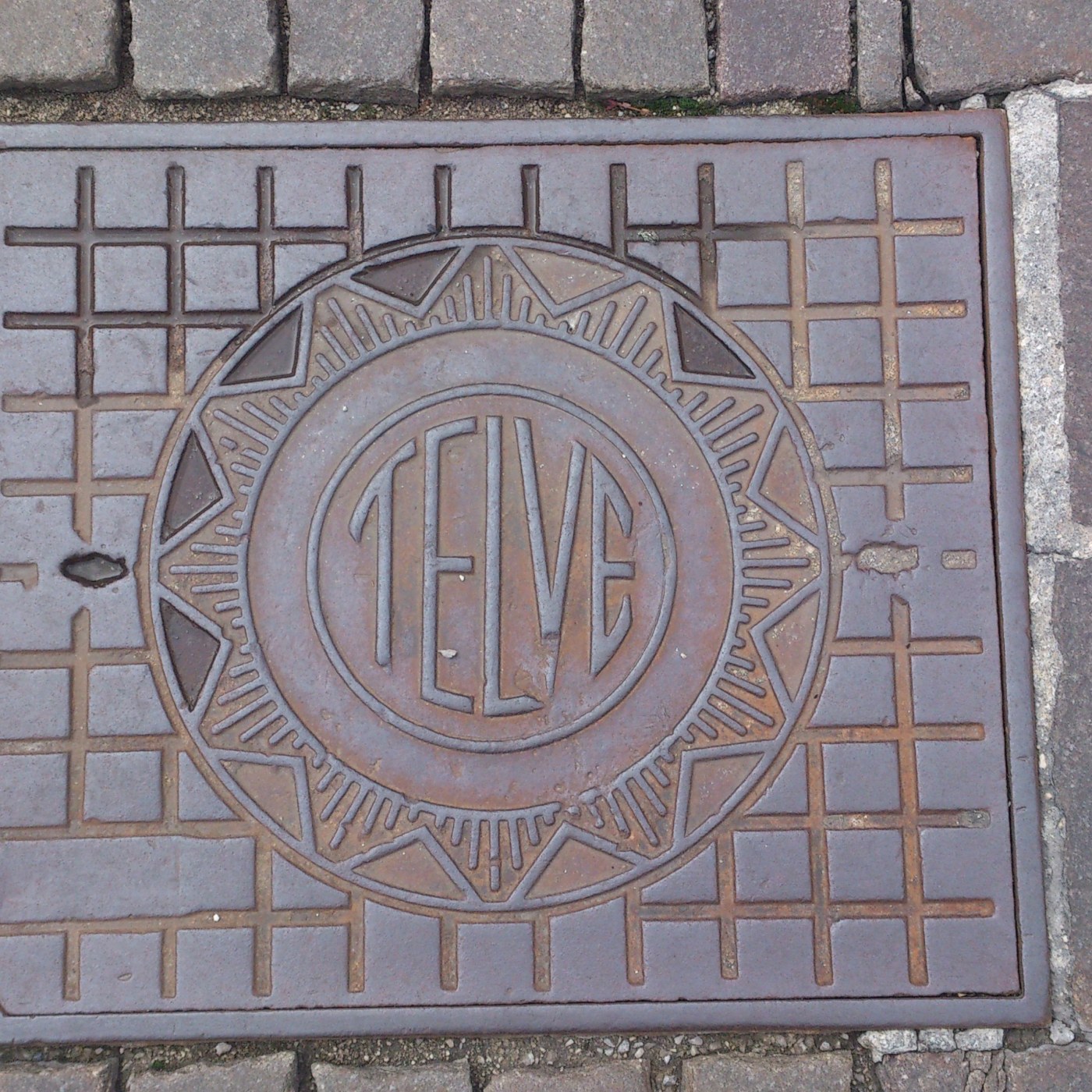 Centrální kruhový motiv s nápisem „TELVE“ představuje fascinující exemplář lidologické typologie, obklopený geometrickým in Cortina d'Ampezzo, Italy — CoverSpot