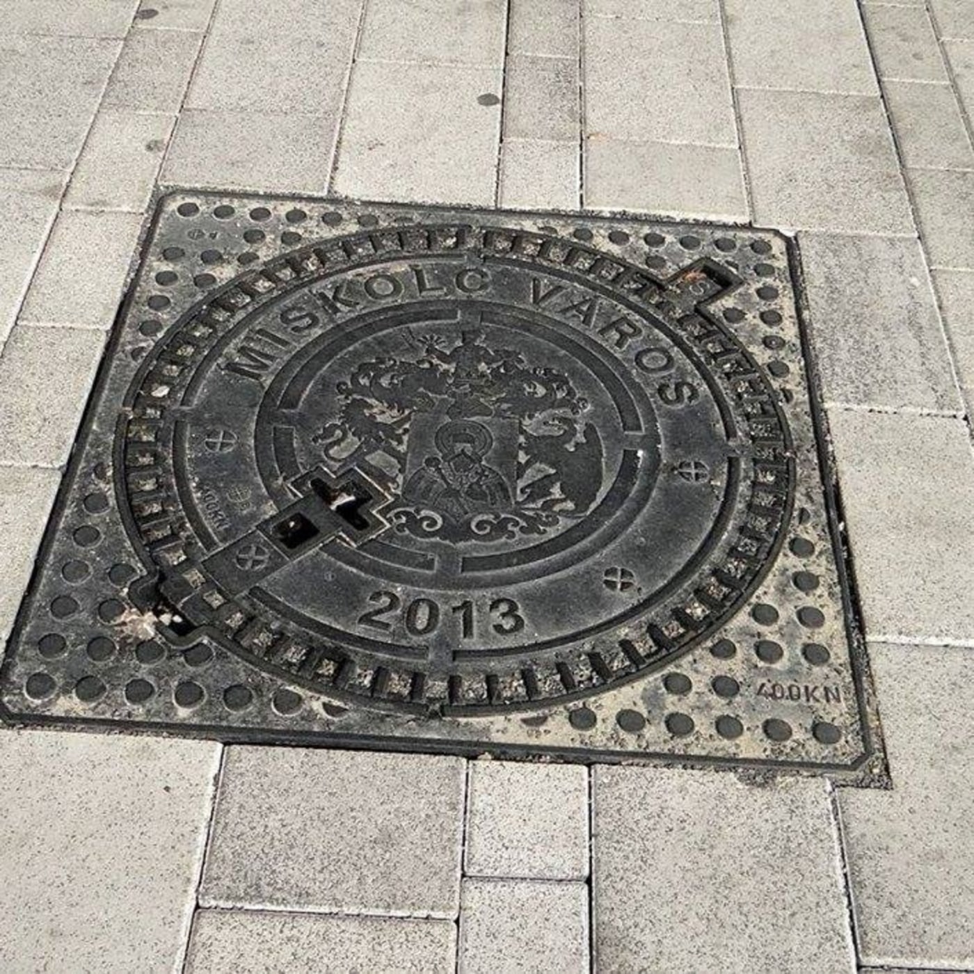 Centrální kruhový reliéf tohoto exempláře nese městský erb a nápis 'MISKOLC VAROS', což naznačuje jeho municipální původ in Miskolc, Hungary — CoverSpot