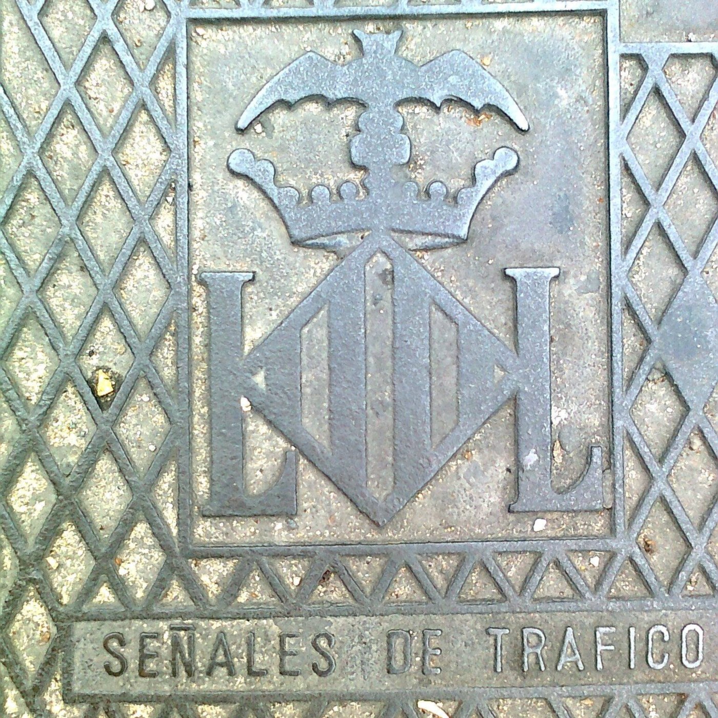 Centrální emblém tohoto exempláře odhaluje heraldický motiv orla s korunou, flankovaný stylizovanými iniciálami "L L", c in Barcelona, Catalonia, Spain — CoverSpot
