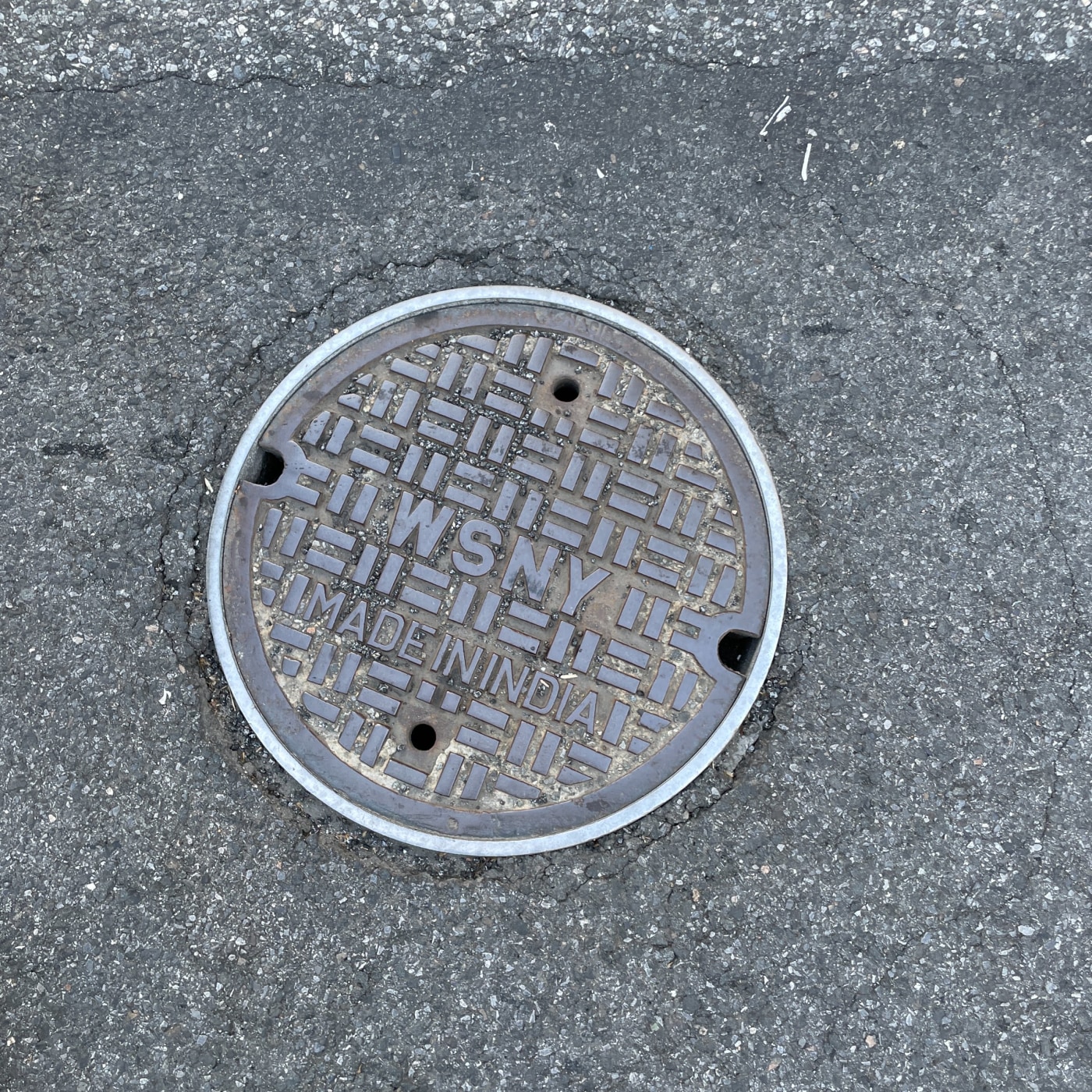 Na povrchu tohoto kruhového exempláře se rozprostírá složitý geometrický vzor, připomínající propletené obdélníky, což j in New York City, United States — CoverSpot