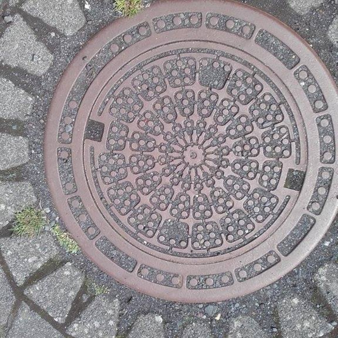 Centrální hvězdicový vzor se rozprostírá do složitých, opakujících se segmentů, připomínajících okvětní lístky, každý s  — CoverSpot