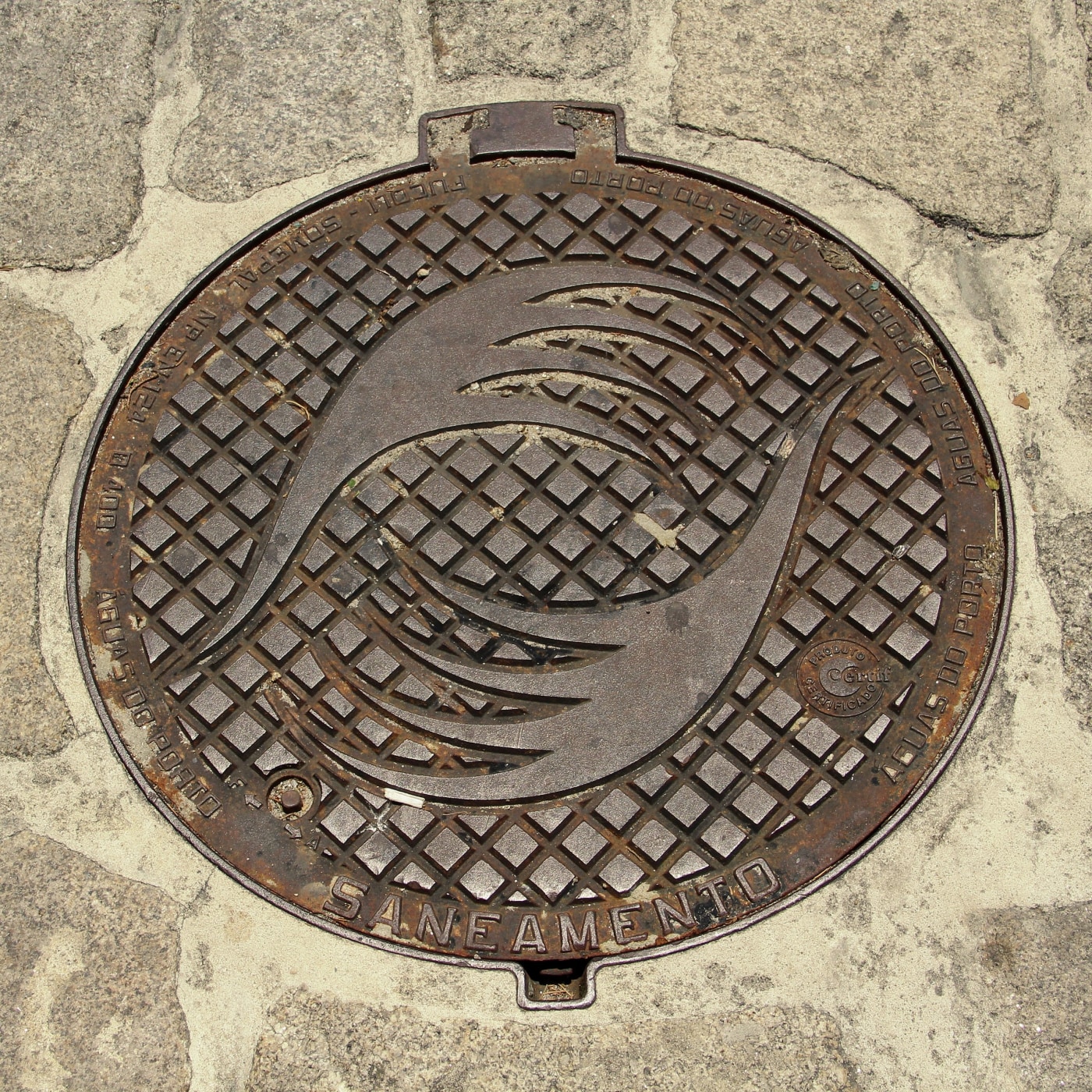 Na tomto exempláři je dominantní centrální motiv stylizovaných vln, obklopený mřížkou s diamantovým vzorem. Okraj nese ř in Porto, Portugal — CoverSpot